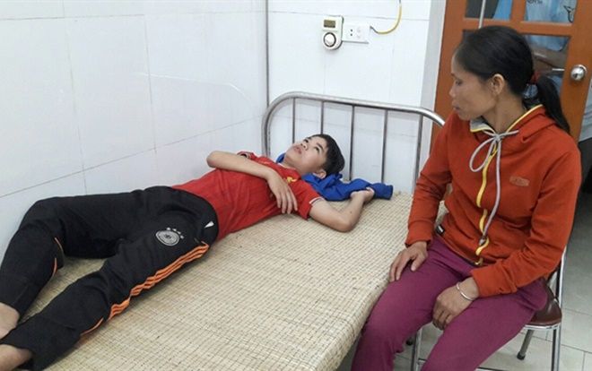 Bị sét đánh khi vừa sạc điện thoại vừa chơi game, em tử vong anh nhập viện cấp cứu