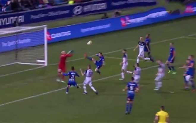 Clip: Cựu sao Premier League dùng king-fu đạp ‘lật mặt’ thủ môn đối thủ