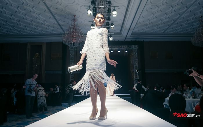 Người mẫu phi giới tính diện váy tua rua, tự tin sải bước trong show của NTK Patrick Phạm