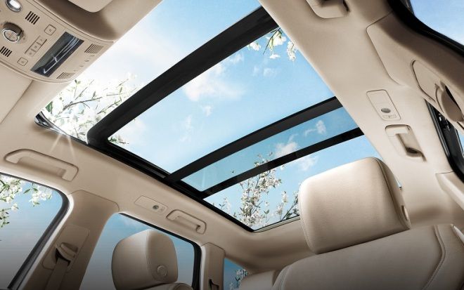 Cửa sổ trời có tác dụng gì mà xe sang nào cũng có?
