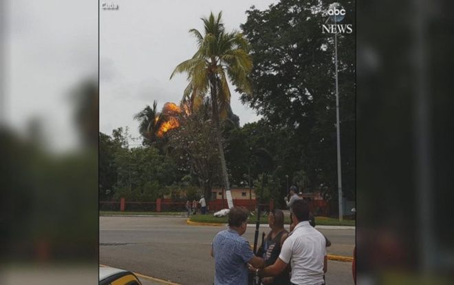 Khoảnh khắc máy bay Cuba lao xuống đất nổ tung