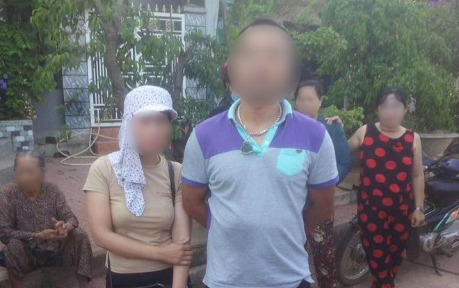 Bị dân làng vây quanh do nghi ngờ định bắt cóc bé gái 4 tuổi, đôi nam nữ quỳ lạy xin tha