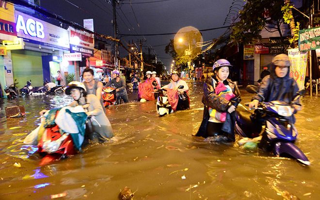 Sài Gòn mưa như trút nước, nhiều nơi ngập sâu