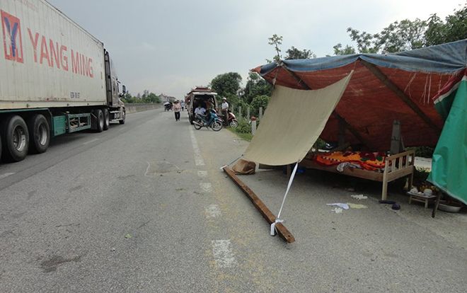 Phơi lúa trên quốc lộ 1A, người phụ nữ bị tông tử vong