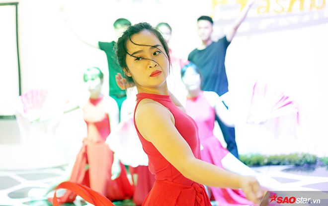 Diễn 'Lạc trôi' ở prom chia tay khóa cuối, nữ sinh ĐH Kinh tế Quốc dân gây thương nhớ với vẻ đẹp kiêu sa