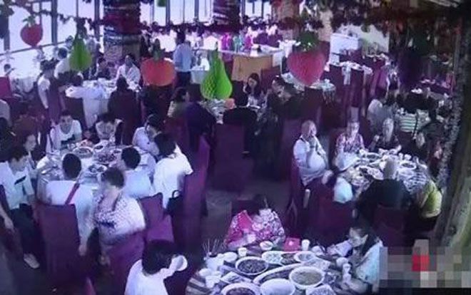 Ăn tiệc cưới xong xuôi, cô dâu chú rể và gia đình quỵt tiền cửa hàng, 'đánh bài chuồn'