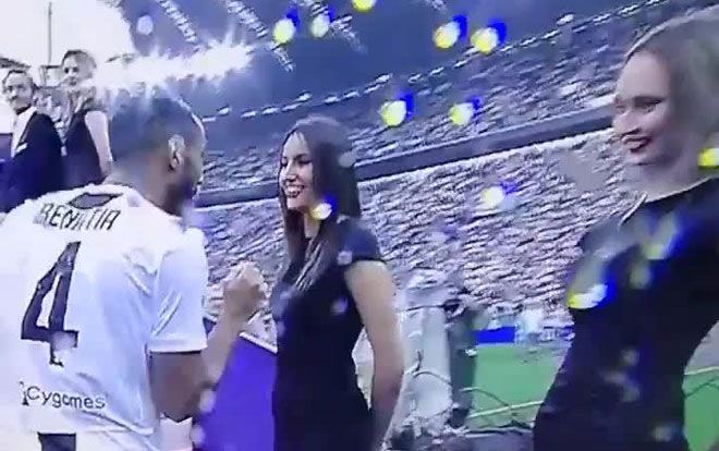 Sao Juventus bị ‘hớ hàng’ khi muốn bắt tay người mẫu xinh đẹp