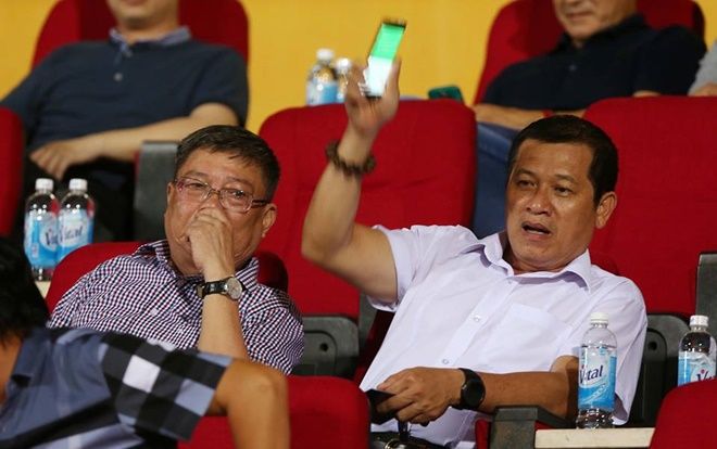 Phó ban trọng tài VFF: 'Gia đình khuyên tôi nghỉ vì nghề gì nguy hiểm quá!'