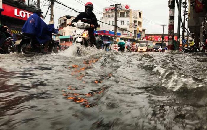 Mẹo quan trọng ai cũng cần biết khi lái xe qua đoạn đường ngập nước