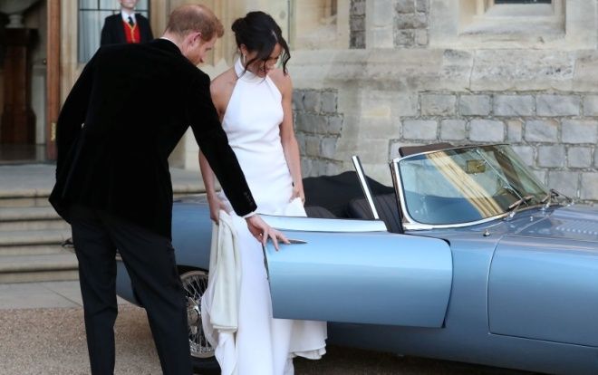 Hoàng tử Harry cùng Công nương Meghan Markle lái siêu xe đến tiệc chiêu đãi Hoàng gia