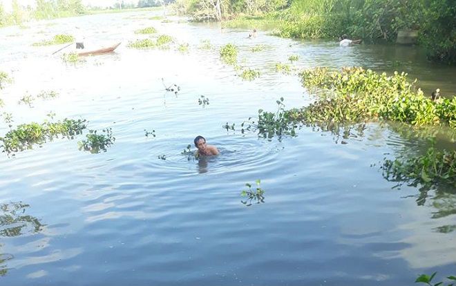 Bé trai 10 tuổi bị nước cuốn mất tích khi ra sông cùng chị