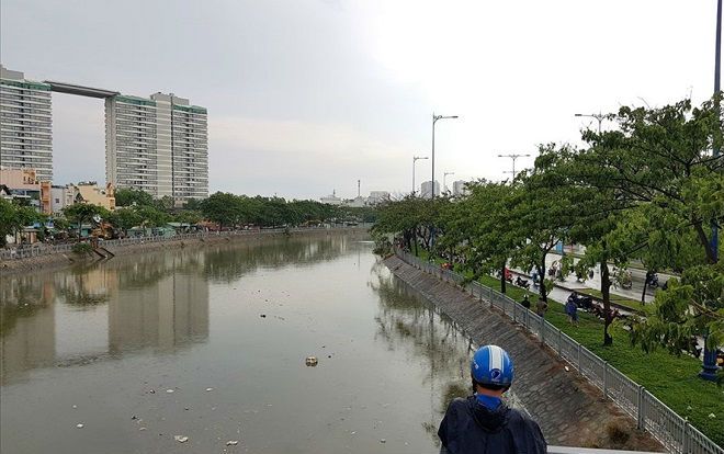 Trời đổ mưa lớn, một thiếu niên đi câu cá rơi xuống kênh mất tích