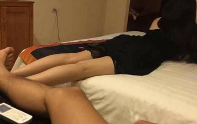 Vào nhóm kín khoe chiến tích 'tránh nóng' cùng gái lạ trong nhà nghỉ, anh chồng nhận kết đắng khi 'chim lợn' mách ngay cho vợ