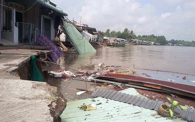 Sạt lở ở Cần Thơ, nhà đổ ầm xuống sông, dân tháo chạy tán loạn