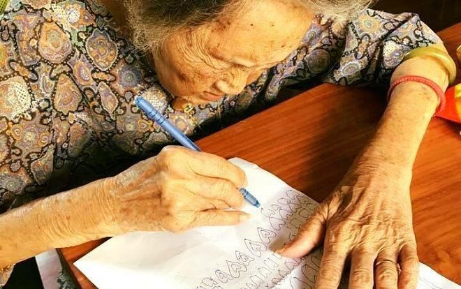 Cụ bà vẽ 1.000 trái tim đốt cho chồng đã mất trong ngày sinh nhật 105 tuổi để ông biết 'ngày nào, bà cũng nhớ ông'