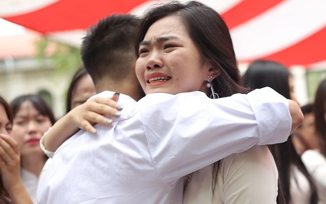 Chùm ảnh: Xúc động cảnh học sinh Việt Đức ôm nhau khóc nức nở trong ngày chia tay tuổi học trò