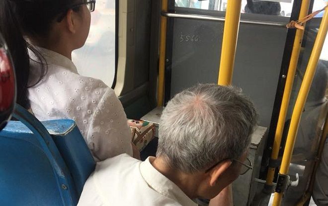 Hình ảnh cô gái trẻ không nhường ghế cho cụ ông già yếu khi đi xe buýt gây búc xúc