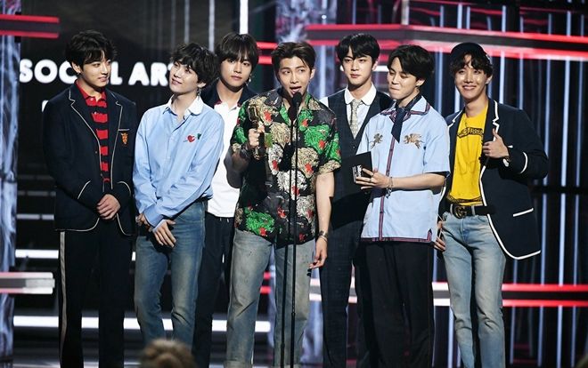 Tiếp tục viết nên lịch sử: BTS được dự đoán sẽ debut tại vị trí #2 trên Billboard Hot 200!