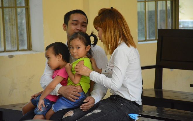 Tưới xăng đốt vợ vì bị cằn nhằn khi nhậu, nam thanh niên khóc nức nở trước tòa