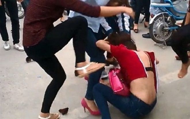 Khởi tố người vợ ‘mời’ bồ nhí của chồng lên xe để hành hung