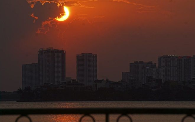 Ngắm hoàng hôn đẹp lạ trên Hồ Tây