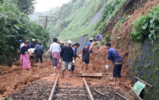 Khối trượt lớn trên sườn đèo Hải Vân đang dịch chuyển