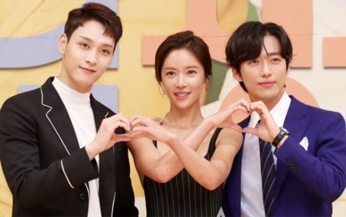 'Mẹ một con' Hwang Jung Eum khoe dáng chuẩn cạnh Nam Goong Min và Choi Tae Joon