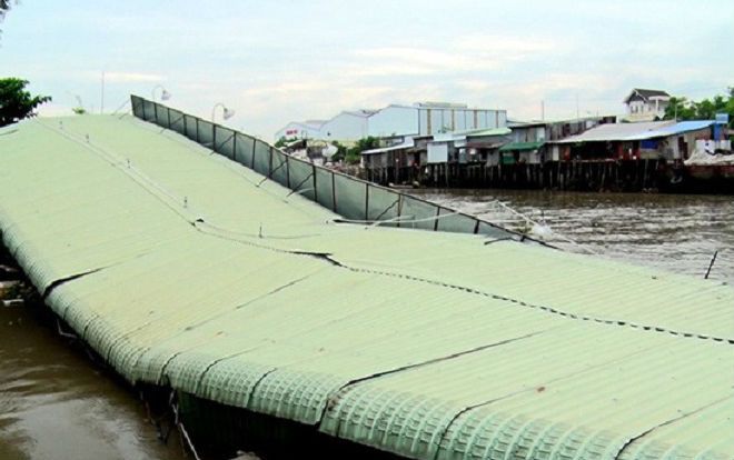 Cả cửa hàng xăng dầu lọt thỏm xuống miệng 'hà bá'