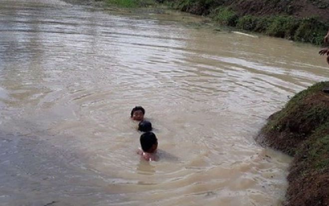 Rủ nhau đi tắm, 2 học sinh sảy chân rơi xuống hồ tưới cà phê chết đuối