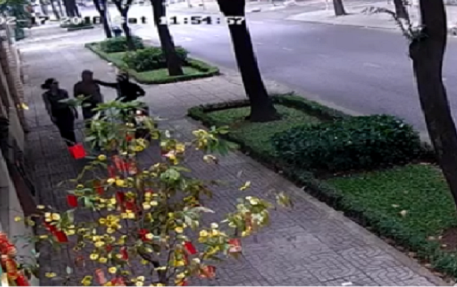 Nhân viên ngoại giao Nga bị giật dây chuyền trên vỉa hè Sài Gòn