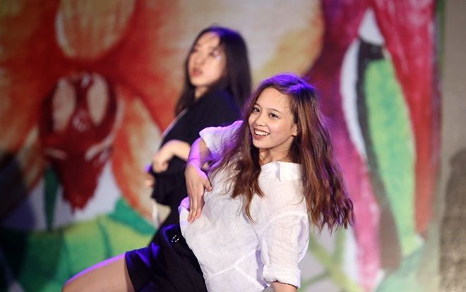 Mãn nhãn xem trai tài gái sắc THPT chuyên Hà Nội - Amsterdam phô diễn tài năng trong đêm chia tay cuối cấp đầy xúc động