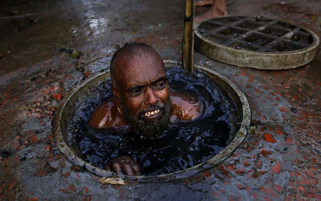 Ngụp lặn dưới ống cống đen sì đầy rác đổi lấy 1, 2 trăm nghìn/ngày