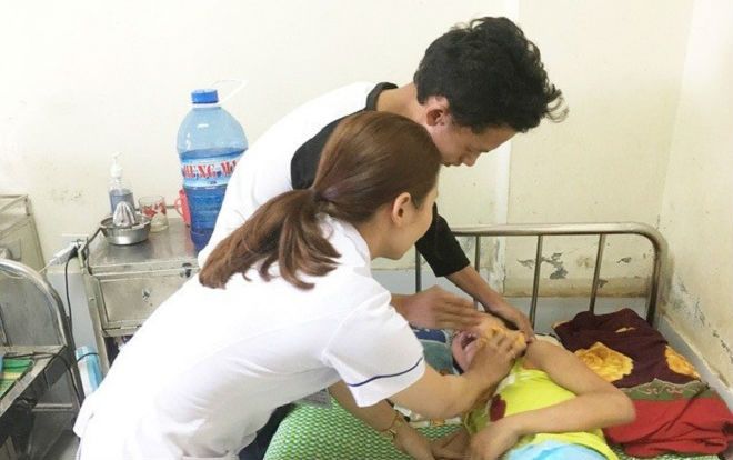 Bị bạn thách đố, bé trai 11 tuổi hôn mê sâu sau khi uống hết 1 lít rượu