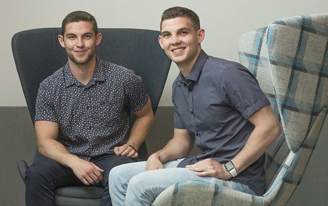 Vừa tốt nghiệp đại học tại Mỹ, hai anh em sinh đôi này đã được Apple nhận vào làm việc nhờ bí kíp trả lời phỏng vấn độc đáo