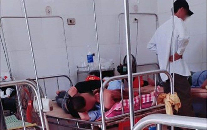 Cặp đôi ngang nhiên ôm hôn nhau tại giường bệnh viện giữa bốn bề bệnh nhân