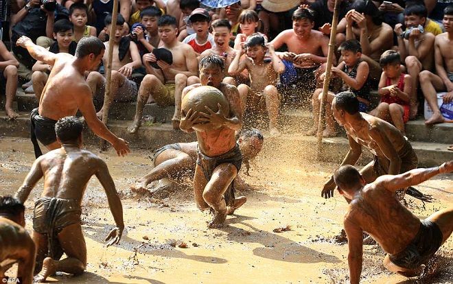 Hàng chục trai làng vật cầu bùn trong lễ hội nổi tiếng ở Bắc Giang lên báo Anh