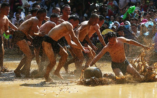 Trai làng cởi trần đóng khố vật cầu bùn