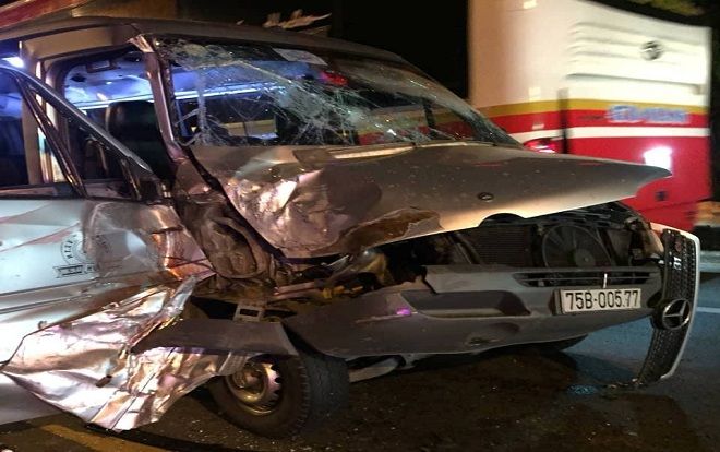 Xe khách đấu đầu xe tải tại đường dẫn hầm Hải Vân, 4 người bị thương