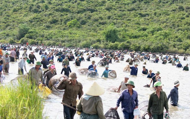 Hàng nghìn người dân tham gia lễ hội bắt cá lớn nhất Hà Tĩnh