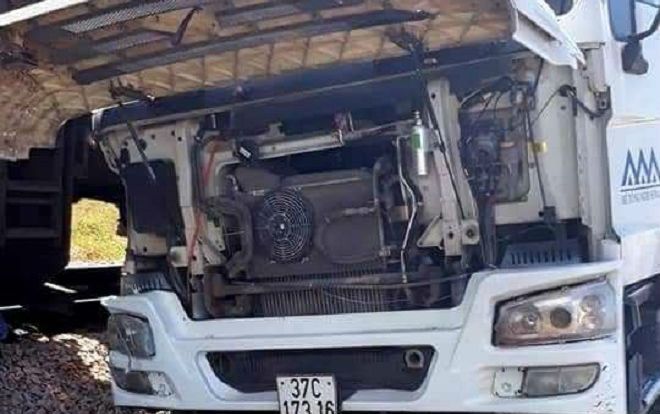 Xe bồn bị tàu hỏa tông nát cabin khi đang đi qua đường dân sinh