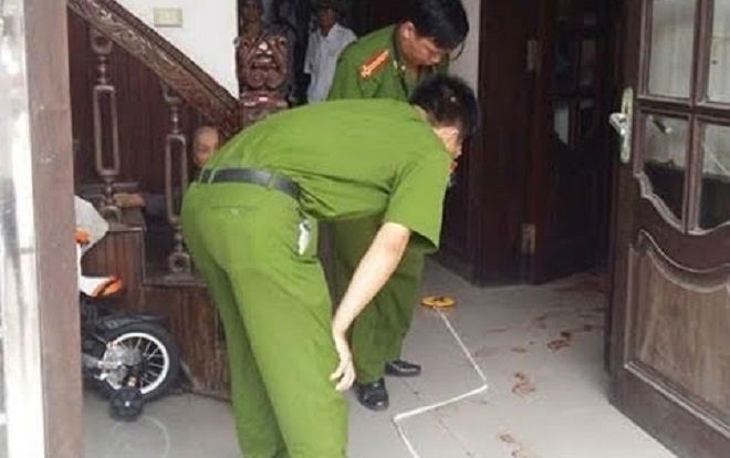 Bàng hoàng phát hiện vợ tử vong, chồng nằm thoi thóp trên vũng máu