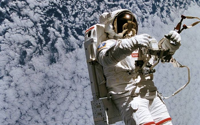 9 thay đổi kì lạ của cơ thể khi bạn sống ngoài không gian