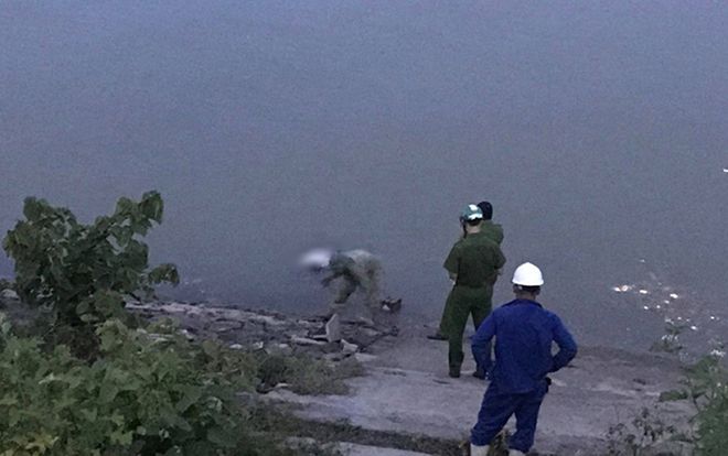 Khám nghiệm tử thi xác định nguyên nhân tử vong của người đàn ông trôi sông