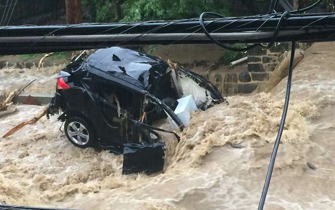 Lũ quét cuốn phăng ô tô, nhấn chìm thành phố ở Mỹ trong biển nước