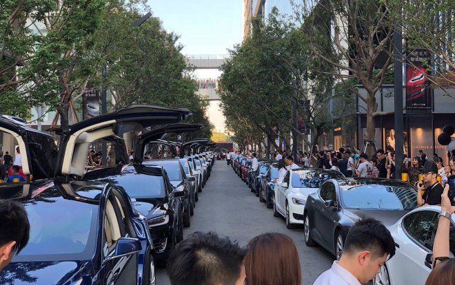 Dàn siêu xe đập cánh ăn mừng gây náo loạn cả một khu phố