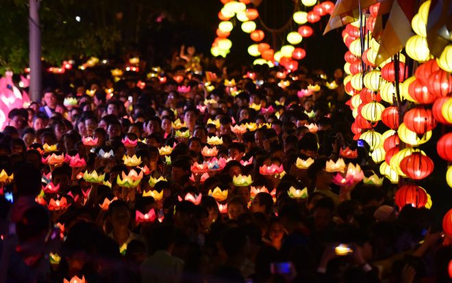 Hàng ngàn người Sài Gòn chen chân thả hoa đăng trên kênh Nhiêu Lộc