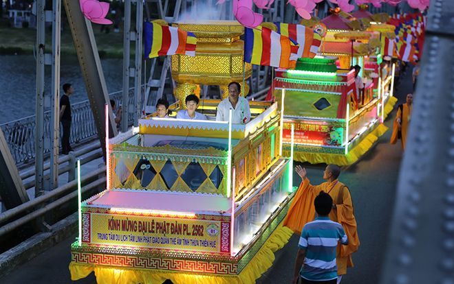 7000 người tham dự Lễ rước Phật qua cầu Trường Tiền ở cố đô Huế