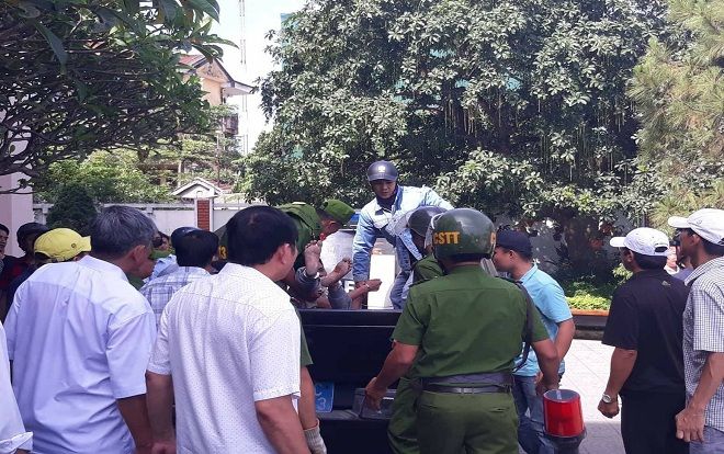 Nam thanh niên cởi trần xông vào công ty, kề dao khống chế nữ nhân viên