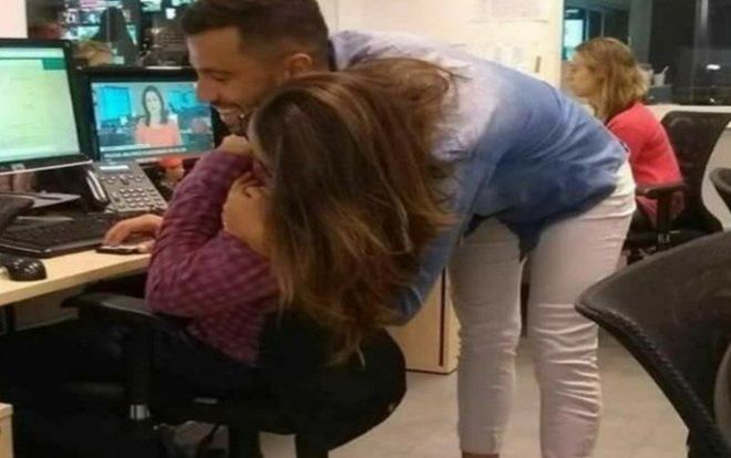 Bức ảnh 'ai ôm ai' khiến nhiều người bối rối