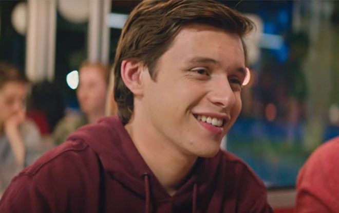 Tiết lộ phân cảnh bị cắt của 'Love, Simon': Nick rủ Simon đến hộp đêm dành cho người đồng tính